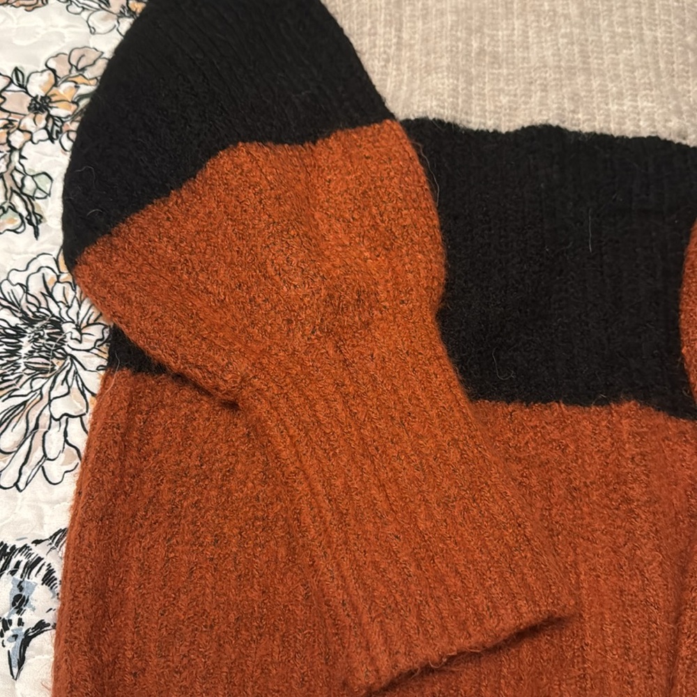 Express Color-Block Turtleneck Sweater - Picture 3 of 5
